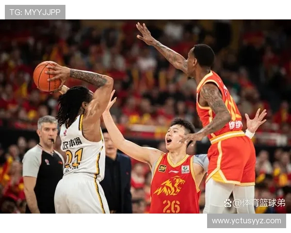 德里克奎因身穿UA FOX1表现亮眼砍下21分7篮板5助攻带领球队取胜